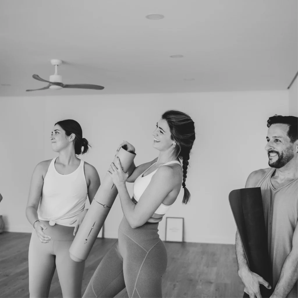 Una familia en Yogatrek centro de yoga